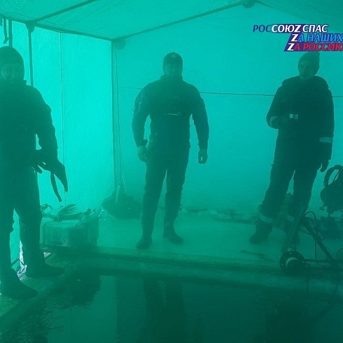Тренировочные спуски под воду спасателей-водолазов