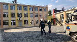 Ульяновскими спасателями, совместно со спасателями МЧС, была проведена тренировка по эвакуации обучающихся и персонала